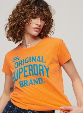 ملامح التصميم في أزياء Superdry الإمارات: بين القياسات والراحة والحركة